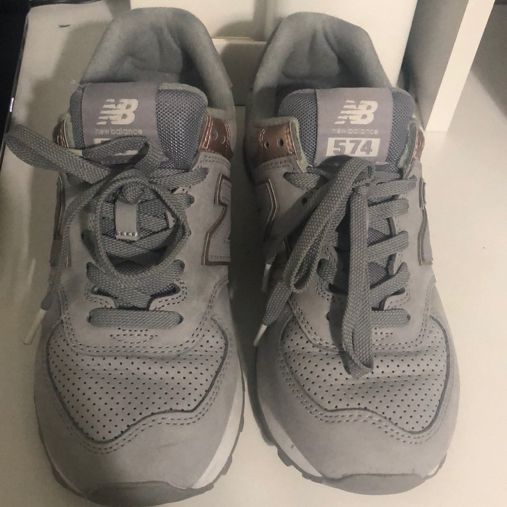 Gray women’s new balances 574 with rose gold